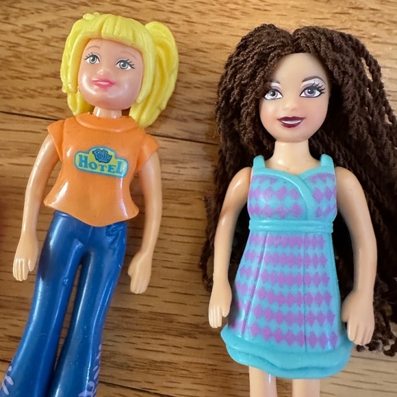 Polly Pocket 2003 Carrying Case and Dolls and Accessories - Picture 8 of 16